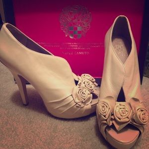 Vince Camuto Nude leather heels size 7